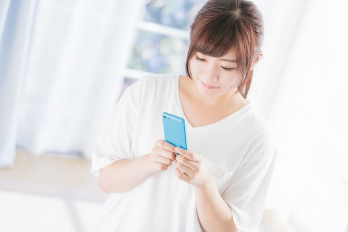 スマホを見る女性